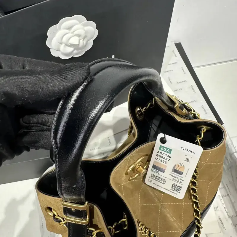 Chanel AS5636 Nákupní taška z jemné telecí kůže a lesklé jehněčí kůže černá & hnědá