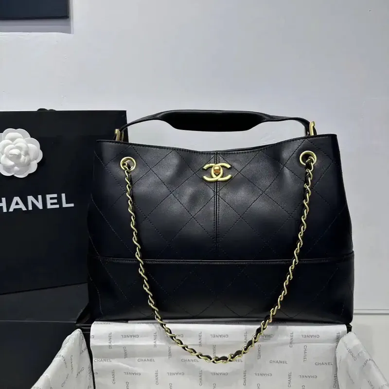 Chanel AS5634 Malá nákupní taška z jemné telecí kůže lesklé jehněčí kůže černá