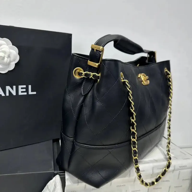 Chanel AS5634 Malá nákupní taška z jemné telecí kůže lesklé jehněčí kůže černá