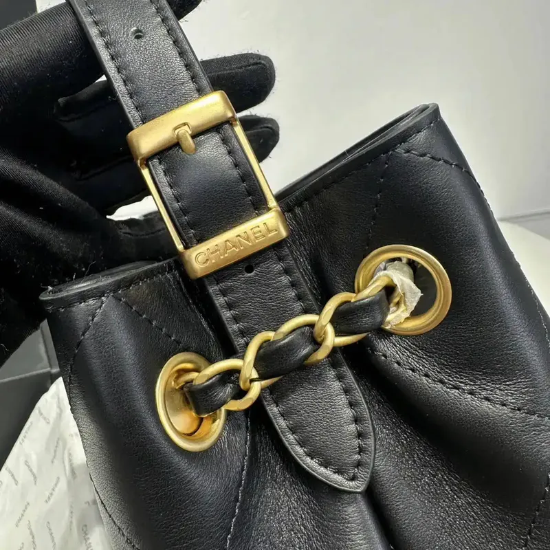 Chanel AS5634 Malá nákupní taška z jemné telecí kůže lesklé jehněčí kůže černá