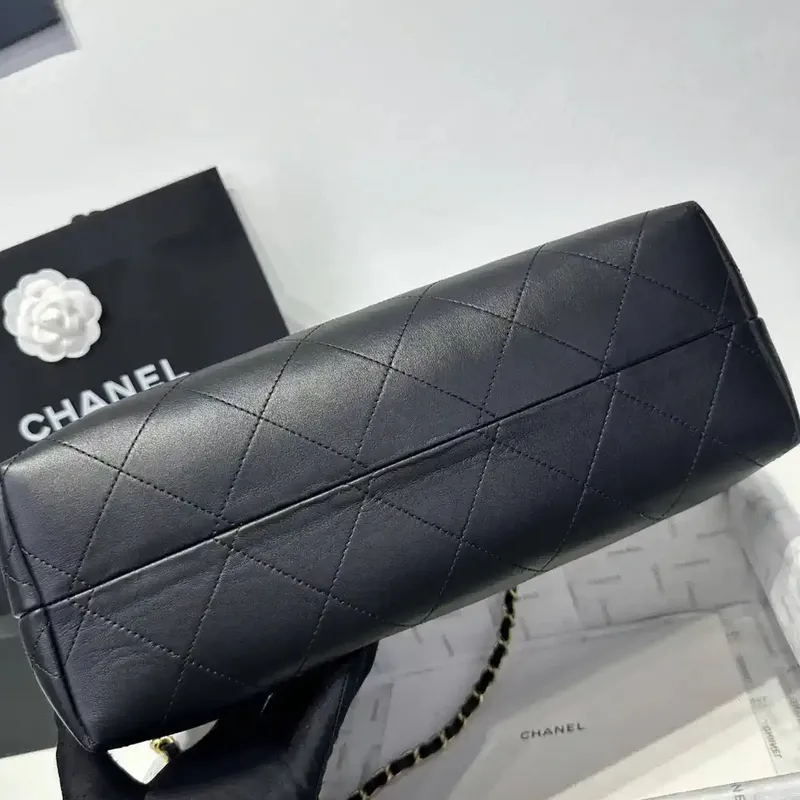 Chanel AS5634 Malá nákupní taška z jemné telecí kůže lesklé jehněčí kůže černá