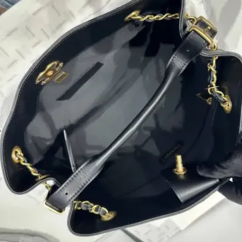 Chanel AS5634 Malá nákupní taška z jemné telecí kůže lesklé jehněčí kůže černá