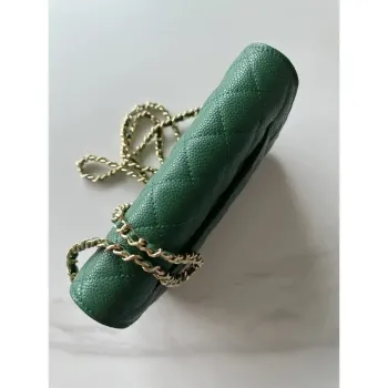 Chanel AP4241 Klasická peněženka na řetízku z jemné lesklé telecí kůže tmavě zelená
