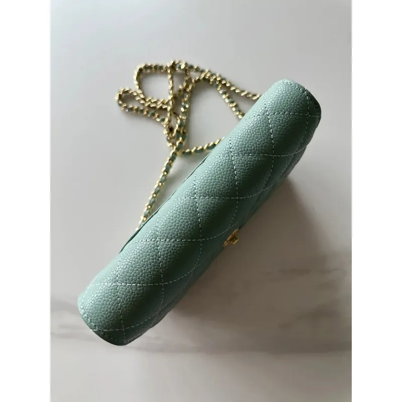 Chanel AP4241 Klasická peněženka na řetízku z jemné lesklé telecí kůže světle modrá