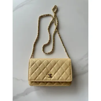 Chanel AP4241 Klasická peněženka na řetízku z jemné lesklé telecí kůže meruňková