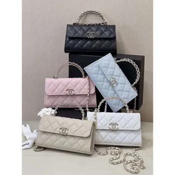 Chanel AP3238 Držák na telefon s řetízkem z jemné lesklé telecí kůže černé