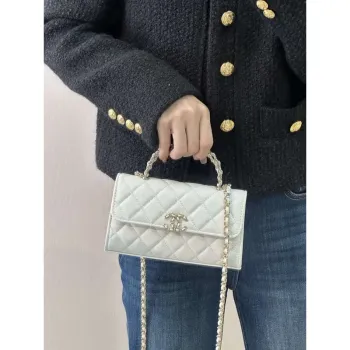 Chanel AP3238 Držák na telefon s řetízkem z jemné lesklé telecí kůže bílý