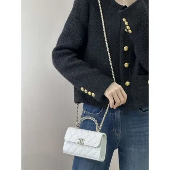 Chanel AP3238 Držák na telefon s řetízkem z jemné lesklé telecí kůže bílý