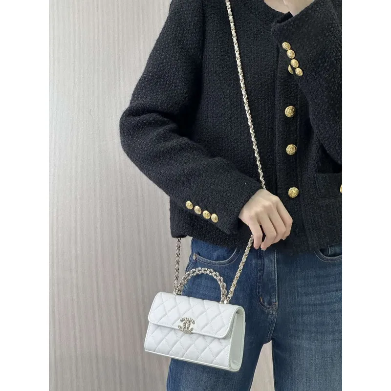 Chanel AP3238 Držák na telefon s řetízkem z jemné lesklé telecí kůže bílý