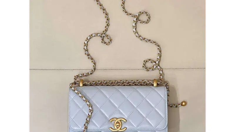 Chanel AS2649 WOC — Peněženka na Řetízku v Modré Telecí Kůži