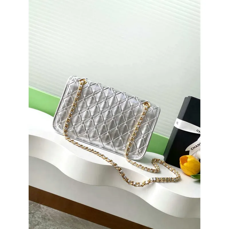 Chanel 25C Klopnová taška z metalizované pletené telecí kůže & zlatého tónu AS4795 Stříbrná