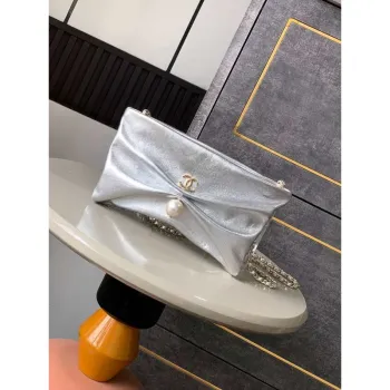 Chanel AP4613 Lesklá jehněčí kůže Napodobenina perly & zlatý tón kovu stříbrný