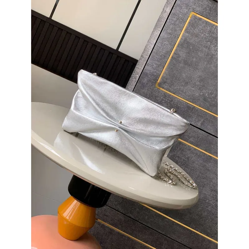 Chanel AP4613 Lesklá jehněčí kůže Napodobenina perly & zlatý tón kovu stříbrný