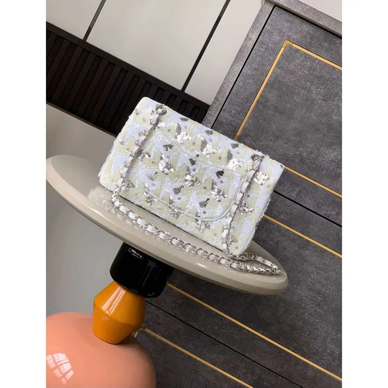 Chanel A01112 Flap Classic 11.12 Kabelka s flitry & jehněčí kůže bílá