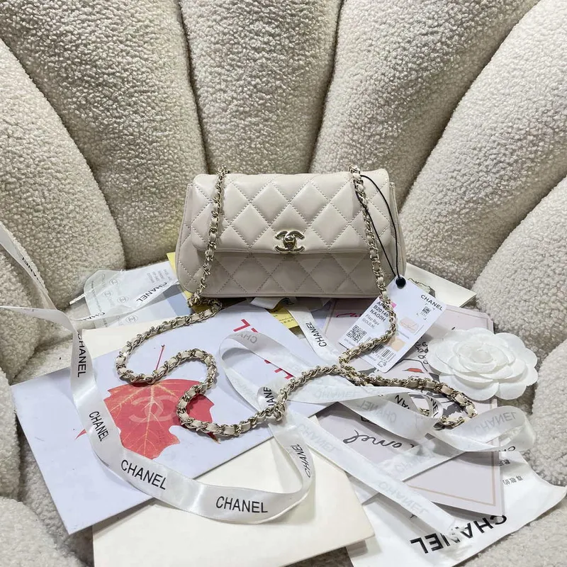 Chanel AP4592 25S Mini Flap Bílá jehněčí kůže zlatá