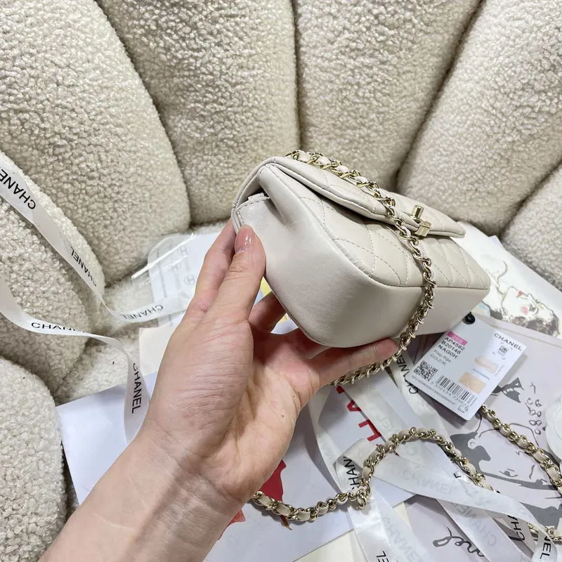 Chanel AP4592 25S Mini Flap Bílá jehněčí kůže zlatá