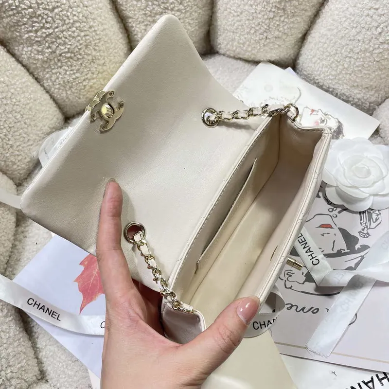 Chanel AP4592 25S Mini Flap Bílá jehněčí kůže zlatá