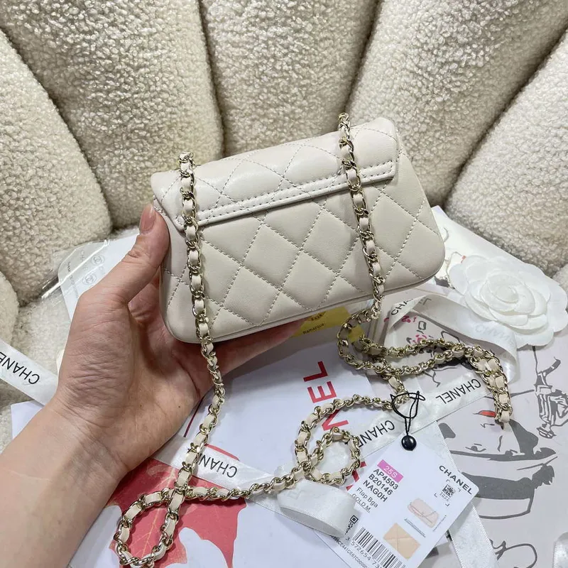 Chanel AP4593 25S Mini Flap Bílá jehněčí kůže se zlatem
