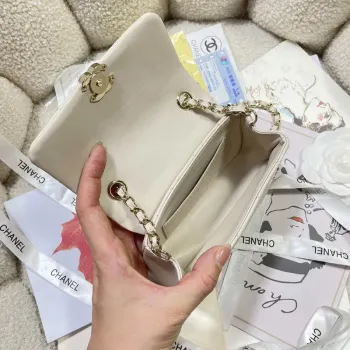Chanel AP4593 25S Mini Flap Bílá jehněčí kůže se zlatem