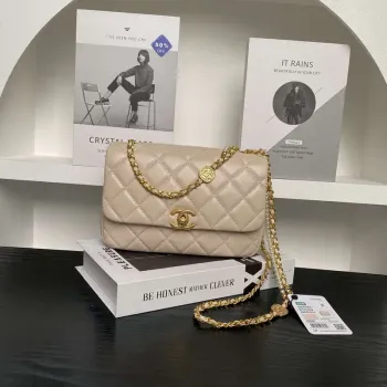 Chanel 25P AS5353 Klopnová taška Lesklá jehněčí kůže Napodobeniny perel & zlatý tón kovu Meruňková