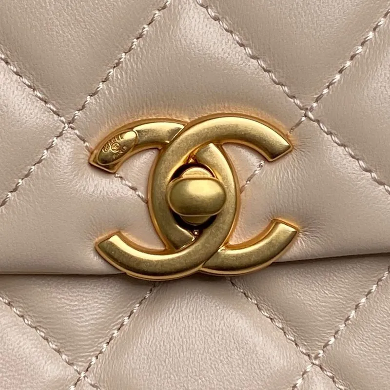 Chanel 25P AS5353 Klopnová taška Lesklá jehněčí kůže Napodobeniny perel & zlatý tón kovu Meruňková