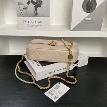 Chanel 25P AS5353 Klopnová taška Lesklá jehněčí kůže Napodobeniny perel & zlatý tón kovu Meruňková