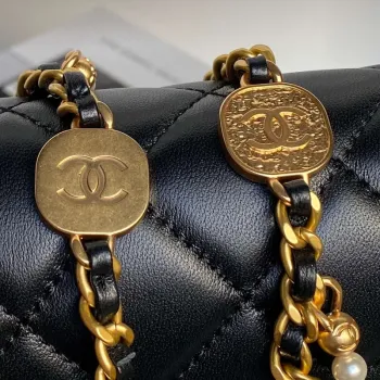 Chanel 25P AS5353 Klopnová taška Lesklá jehněčí kůže Napodobeniny perel & zlatý tón kovu Černá