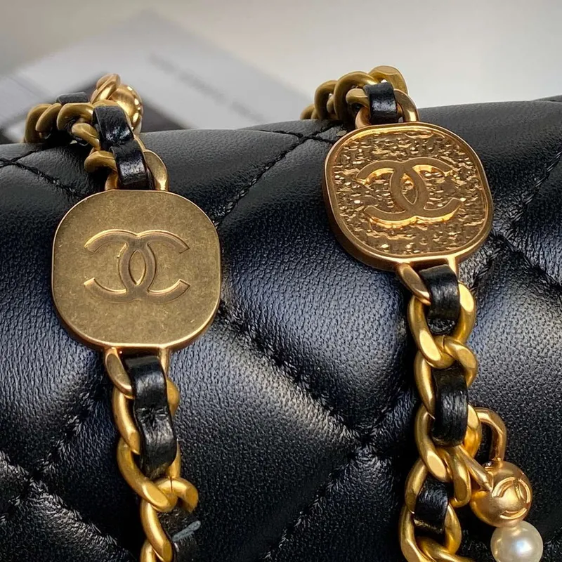 Chanel 25P AS5353 Klopnová taška Lesklá jehněčí kůže Napodobeniny perel & zlatý tón kovu Černá