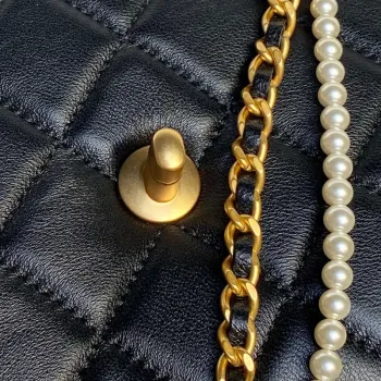 Chanel 25P AS5353 Klopnová taška Lesklá jehněčí kůže Napodobeniny perel & zlatý tón kovu Černá