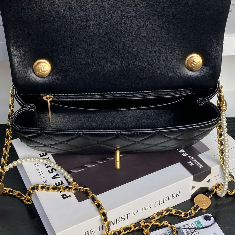 Chanel 25P AS5353 Klopnová taška Lesklá jehněčí kůže Napodobeniny perel & zlatý tón kovu Černá