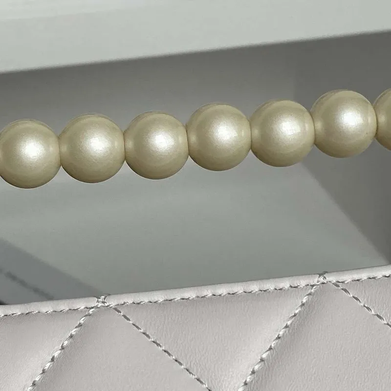 Chanel AS5390 25P Limitovaná edice kabelka s perlovou rukojetí bílá jehněčí kůže