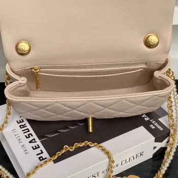 Chanel 25P AS5352 Mini Flap Bag Lesklá jehněčí kůže Napodobenina perel & zlatý tón kovu Meruňková