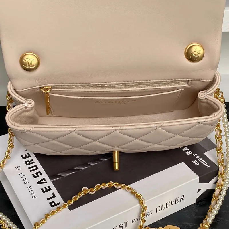 Chanel 25P AS5352 Mini Flap Bag Lesklá jehněčí kůže Napodobenina perel & zlatý tón kovu Meruňková