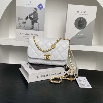Chanel 25P AS5352 Mini Flap Bag Lesklá jehněčí kůže Napodobeniny perel & zlatý tón kovu bílá