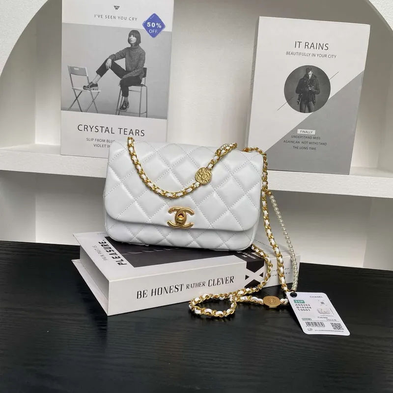 Chanel 25P AS5352 Mini Flap Bag Lesklá jehněčí kůže Napodobeniny perel & zlatý tón kovu bílá