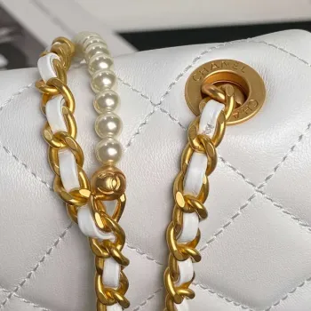 Chanel 25P AS5352 Mini Flap Bag Lesklá jehněčí kůže Napodobeniny perel & zlatý tón kovu bílá