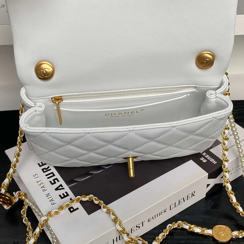 Chanel 25P AS5352 Mini Flap Bag Lesklá jehněčí kůže Napodobeniny perel & zlatý tón kovu bílá