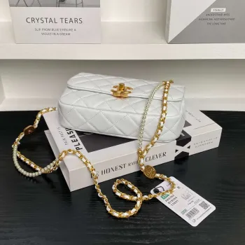 Chanel 25P AS5352 Mini Flap Bag Lesklá jehněčí kůže Napodobeniny perel & zlatý tón kovu bílá