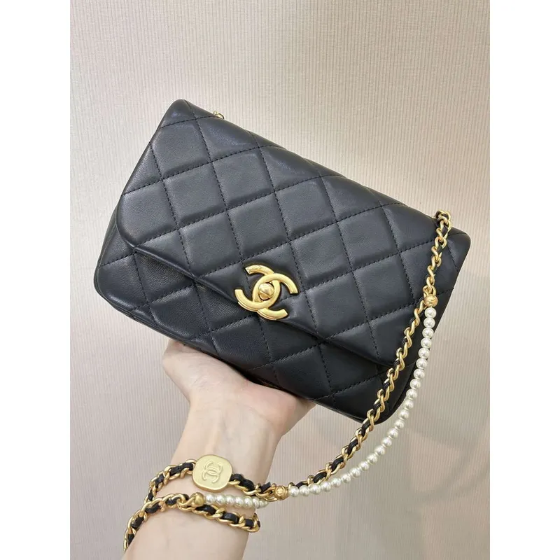 Chanel 25P AS5352 Mini Flap Bag Lesklá jehněčí kůže Napodobeniny perel & zlatý tón kovu černá