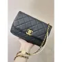 Chanel 25P AS5352 Mini Flap Bag Lesklá jehněčí kůže Napodobeniny perel & zlatý tón kovu černá