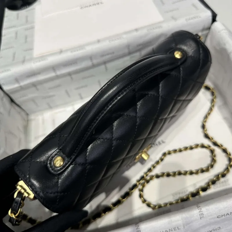 Chanel 25P AS5356 Střední kabelka s klopou a horním držadlem černá jehněčí kůže