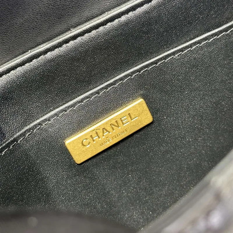 Chanel 25P AS5356 Střední kabelka s klopou a horním držadlem černá jehněčí kůže
