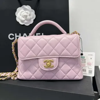 Chanel 25P AS5355 Malá kabelka s klopou a horním uchopem z růžové jehněčí kůže