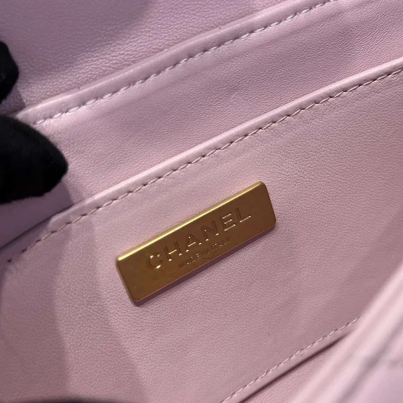 Chanel 25P AS5355 Malá kabelka s klopou a horním uchopem z růžové jehněčí kůže