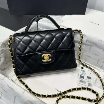 Chanel 25P AS5355 Malá kabelka s klopou a horním uchopem černá jehněčí kůže