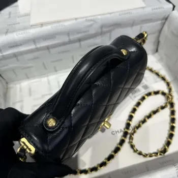 Chanel 25P AS5355 Malá kabelka s klopou a horním uchopem černá jehněčí kůže