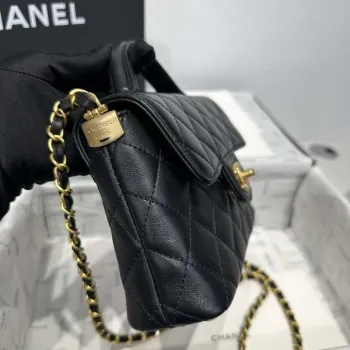 Chanel 25P AS5355 Malá kabelka s klopou a horním uchopem černá jehněčí kůže