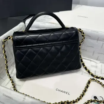 Chanel 25P AS5355 Malá kabelka s klopou a horním uchopem černá jehněčí kůže