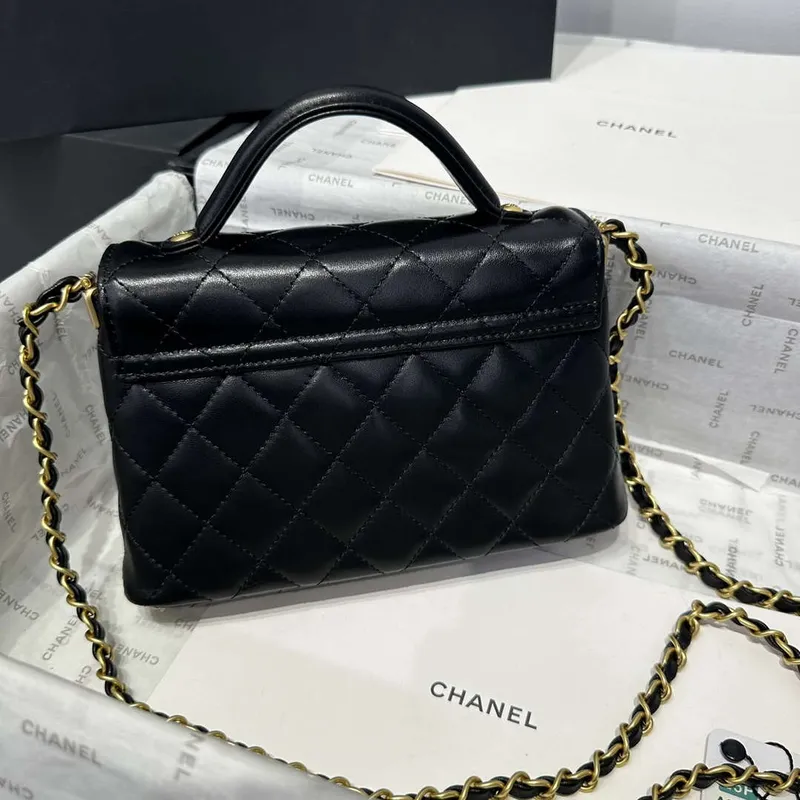 Chanel 25P AS5355 Malá kabelka s klopou a horním uchopem černá jehněčí kůže