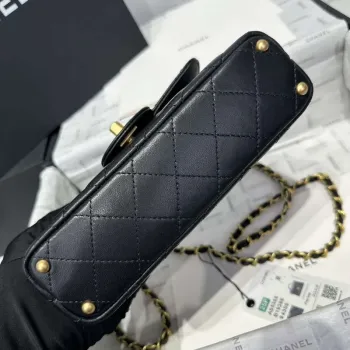 Chanel 25P AS5355 Malá kabelka s klopou a horním uchopem černá jehněčí kůže